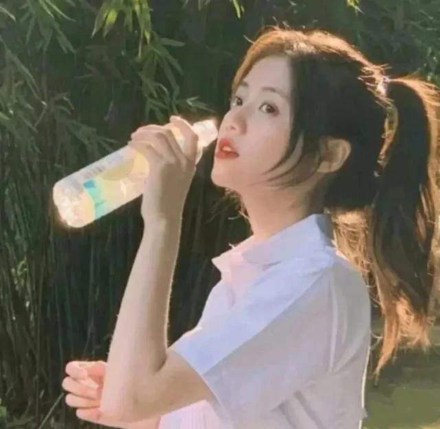 女头 让我们一起感受夏日的气息