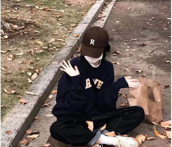 戴帽子女生头像
