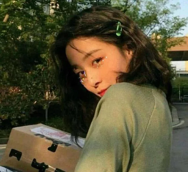 最近 绿色 女生头像火了,搭配 钻石妆 给你满满的少女感