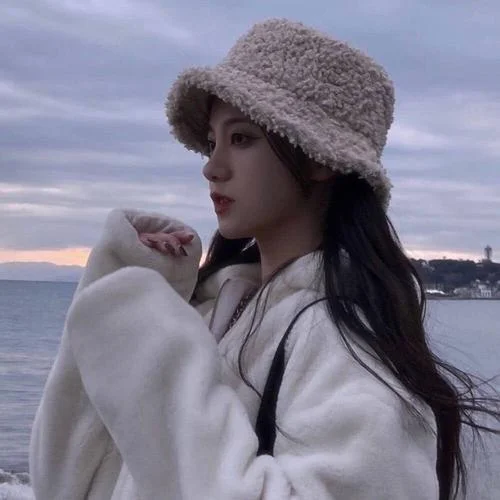 戴帽子女生头像