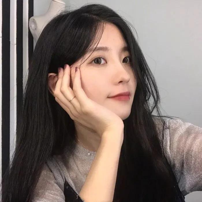 我在漫无边际的回忆里 一边恨你一边等你