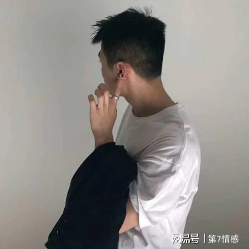 男人一般会在什么情况下换头像 一个男生喜欢经常改头像和网名还有资料背景是什么意思