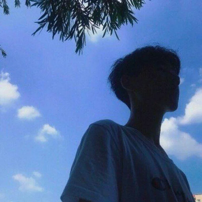 有哪些男士的背影图片可以当头像的 黑色的,冷酷的那种