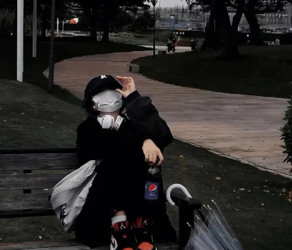 戴帽子女生头像